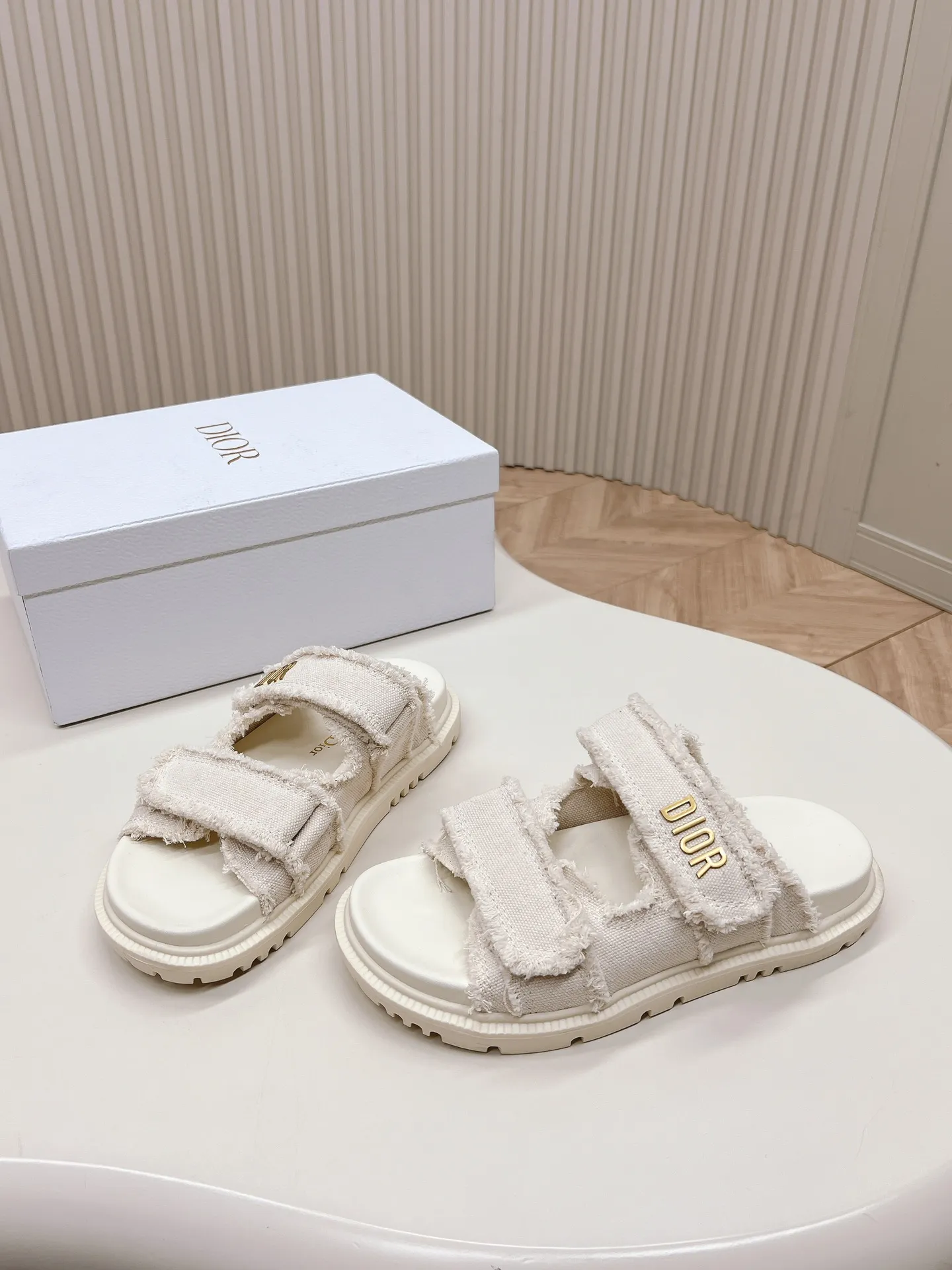 👟👟Ex-factory price 460👟👟 Classic upgrade plus 2024 new colors and the latest fabric Dior Dior classic Velcro sandals and slippers series original replica high version super durable and versatile style very comfortable on the feet, slim and white original cloth upper, original d hardware buckle, original TPU outsole Size: 35-41